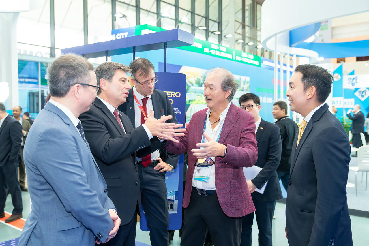 Chủ tịch FIATA Turgut Erkeskin cùng đại diện các hiệp hội, doanh nghiệp... hàng đầu thế giới tham quan gian trưng bày của Việt Nam SuperPort™ tại sự kiện.