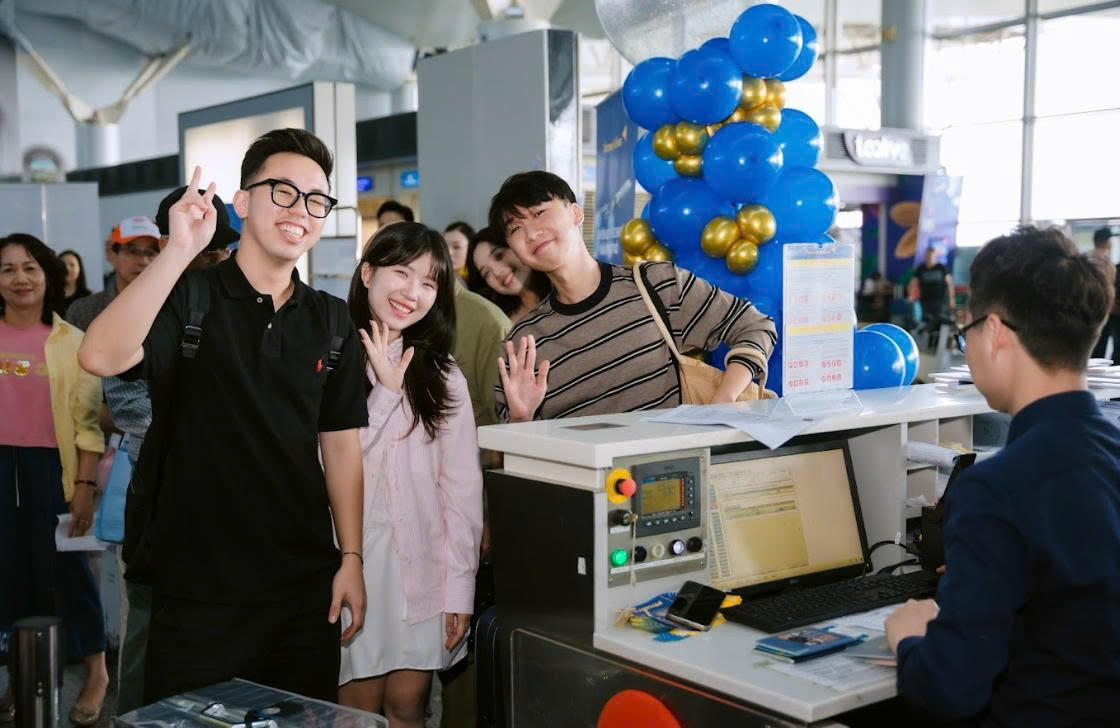 Hành khách phấn khởi trước chuyến bay đến Hoàng Sơn