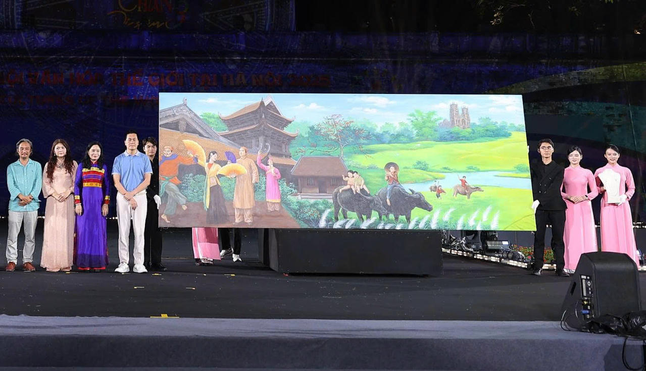 Đại diện Tập đoàn T&T Group và Ngân hàng SHB đấu giá thành công bức tranh của họa sĩ Ngô Bá Hoàng với giá 1 tỷ đồng