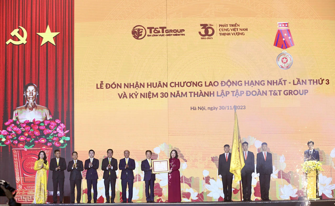 T&T Group ba lần vinh dự đón nhận Huân chương Lao động hạng Nhất do Đảng, Nhà nước trao tặng.