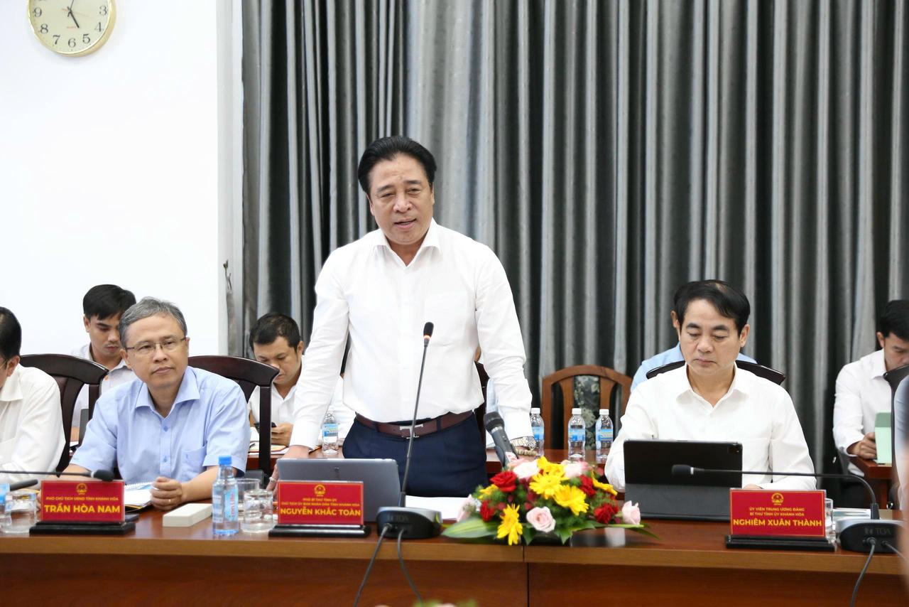 Ông Nguyễn Khắc Toàn, Phó Bí thư Tỉnh ủy, Chủ tịch UBND tỉnh Khánh Hòa phát biểu tại buổi làm việc.