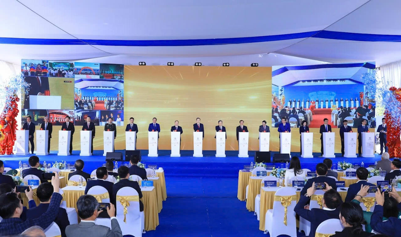 Lễ khởi công Dự án Trục đại lộ cảnh quan sông Hồng.