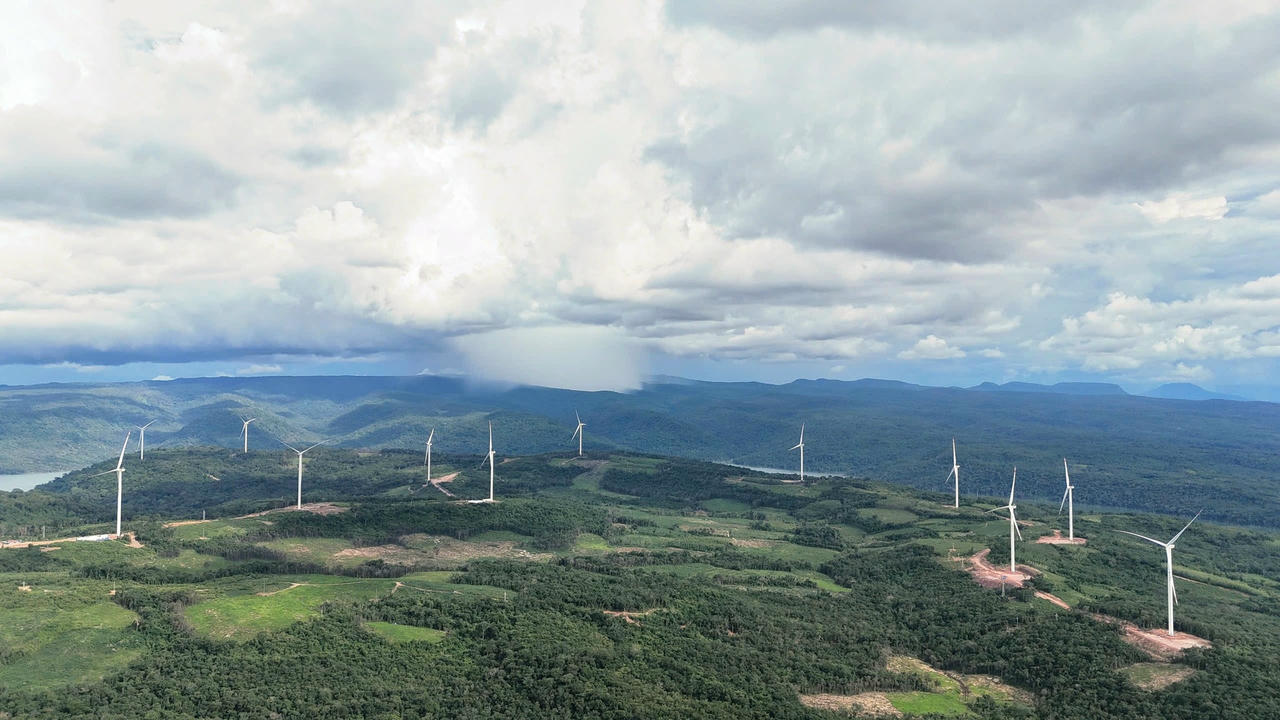 Những cánh quạt gió của T&T Group trên đất bạn Lào. (Ảnh: T&T Group)