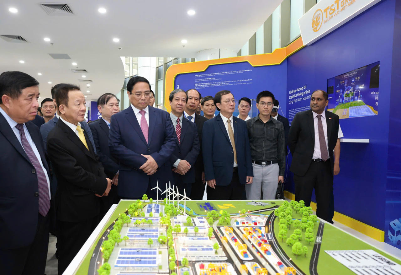 Thủ tướng Chính phủ thăm quan khu vực triển lãm của Vietnam SuperPort™ tại Ngày hội Đổi mới sáng tạo Việt Nam 2024.