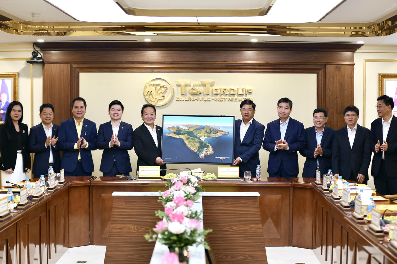 Đại diện lãnh đạo tỉnh Đắk Lắk trao quà lưu niệm tới Ban lãnh đạo Tập đoàn T&T Group.