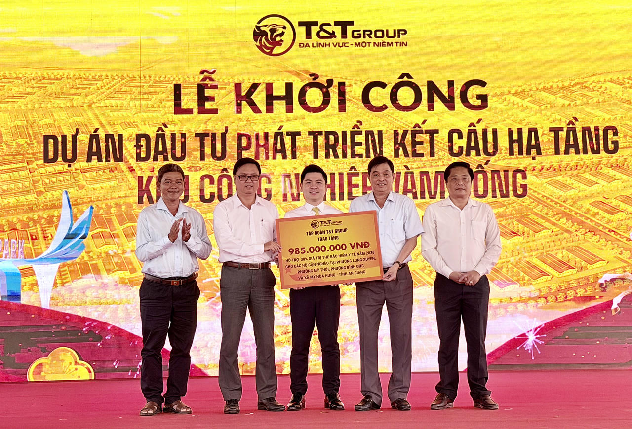 Tập đoàn T&T Group trao ủng hộ gần 1 tỷ đồng nhằm hỗ trợ 30% giá trị thẻ bảo hiểm y tế năm 2026 cho các hộ cận nghèo tại 4 phường, xã trên địa bàn tỉnh