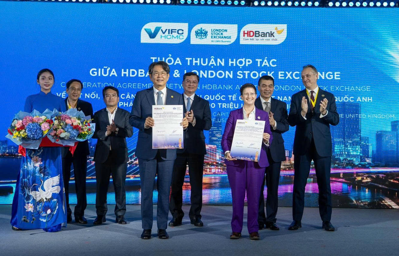 Đại diện HDBank, ông Kim Byoungho – Chủ tịch HĐQT HDBank và bà Dame Julia Hoggett – CEO Sở Giao dịch Chứng khoán London thực hiện nghi thức trao thoả thuận hợp tác vào ngày 14/04