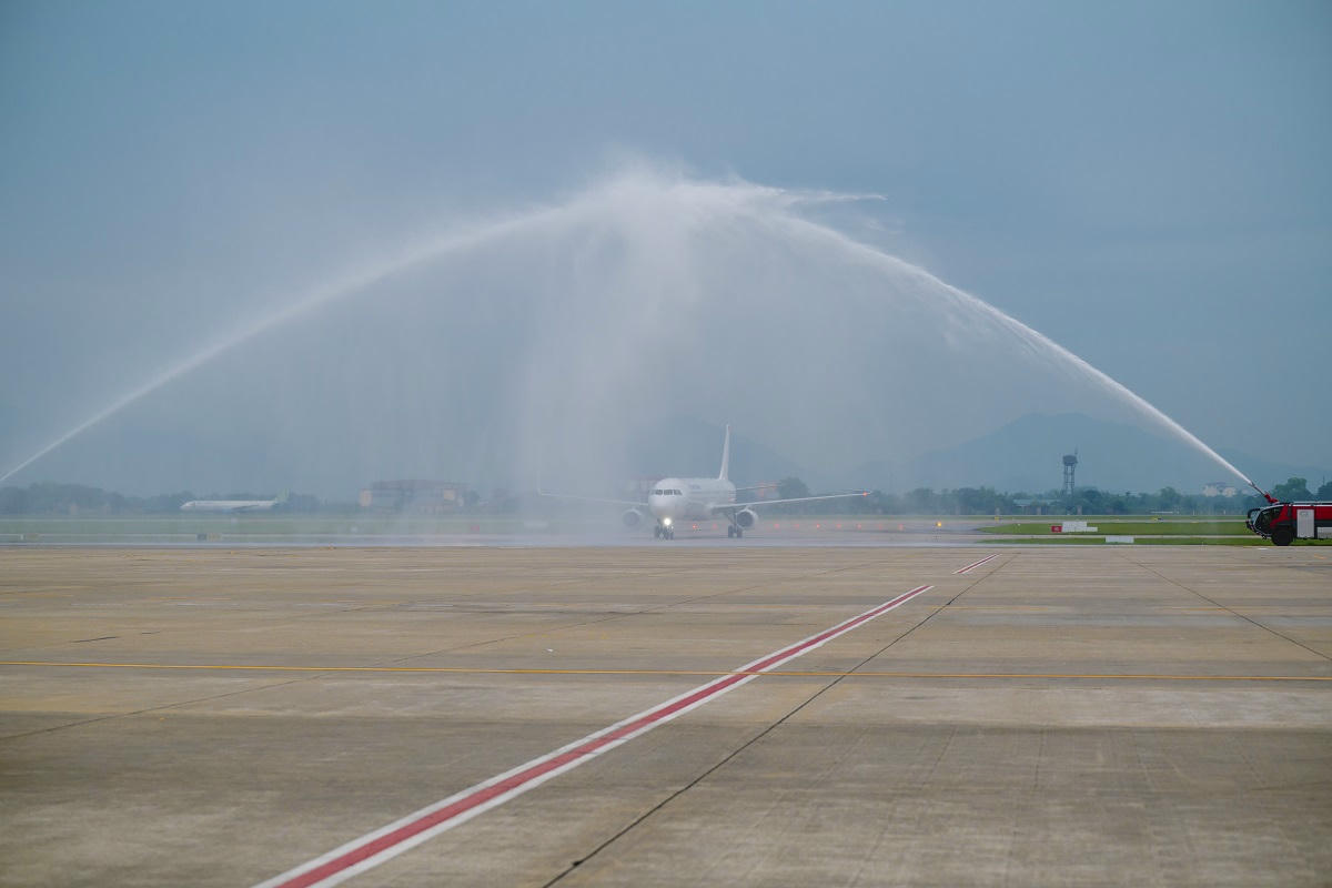 Nghi thức phun vòi rồng chào đón chiếc máy bay Airbus A321 thuộc sở hữu của Vietravel Airlines