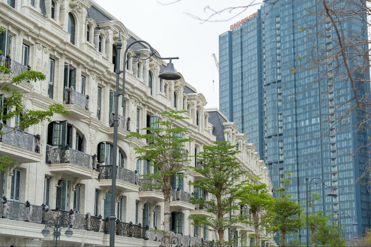 Các dinh thự được chế tác theo tiêu chuẩn 5 sao, với kiến trúc Châu Âu, vật liệu cao cấp, bàn giao hoàn thiện mặt ngoài