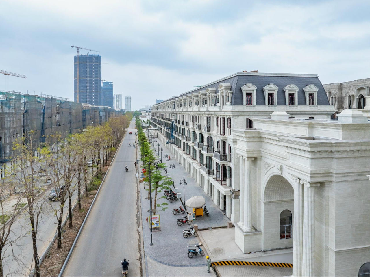 Noble Palace Tay Ho là dự án thấp tầng hiếm hoi sở hữu hệ thống hạ tầng giao thông ngầm hóa hoàn toàn, tích hợp cảm biến và công nghệ AI nhận diện, kết nối trực tiếp tới hầm riêng từng dinh thự.