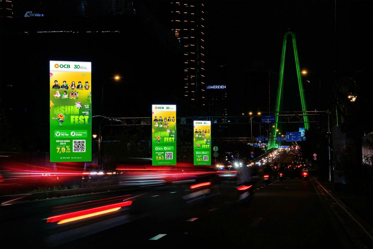 Khách hàng chụp hình check-in với SkyLED OSUNFEST tại bến Bạch Đằng