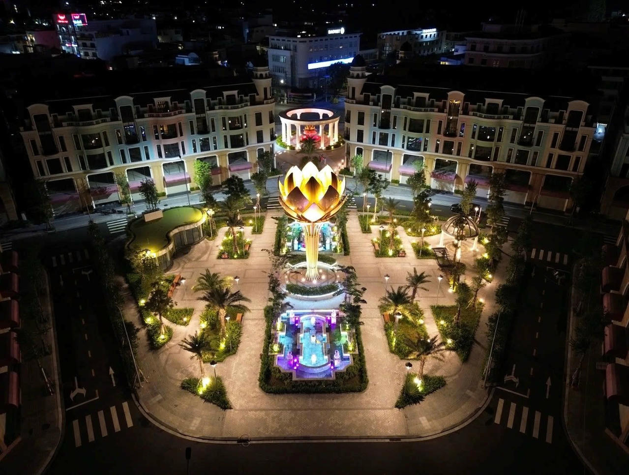 Nếu Phước Thọ lấy cảm hứng từ đất và lửa, thì dự án tại Long Xuyên lại là bài ca của núi và nước.