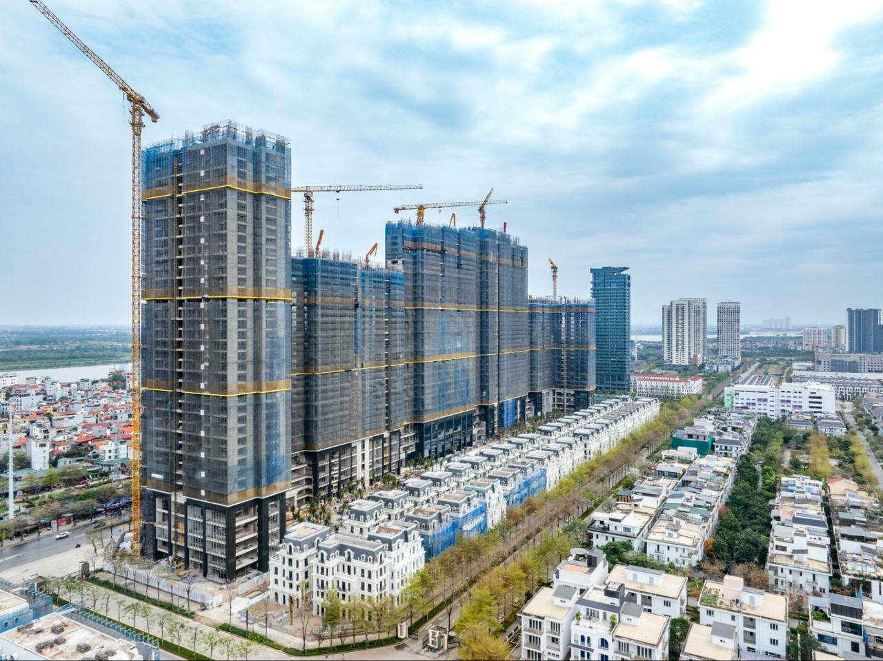 Noble Crystal Tay Ho WorldHotels Residences hiện đã cất nóc trên 3/5 toà tháp, đồng thời hoàn thiện cảnh quan, tiện ích nội khu
