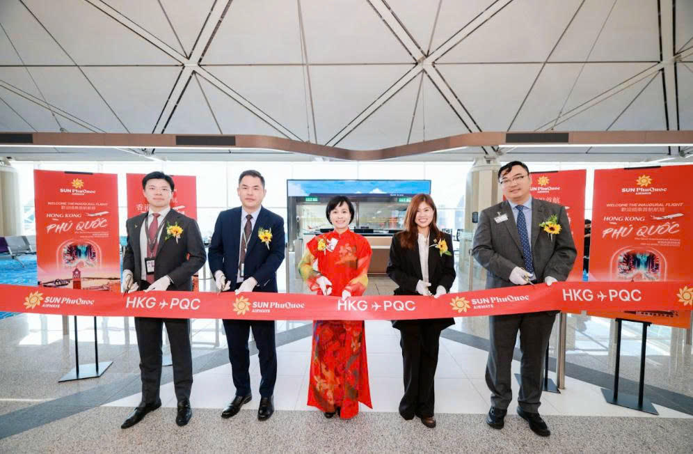 Đại diện hãng cắt băng khai trương đường bay tại Hong Kong