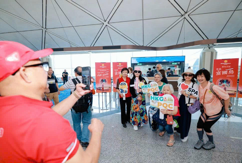 Du khách Hong Kong chụp hình kỷ niệm chuyến bay