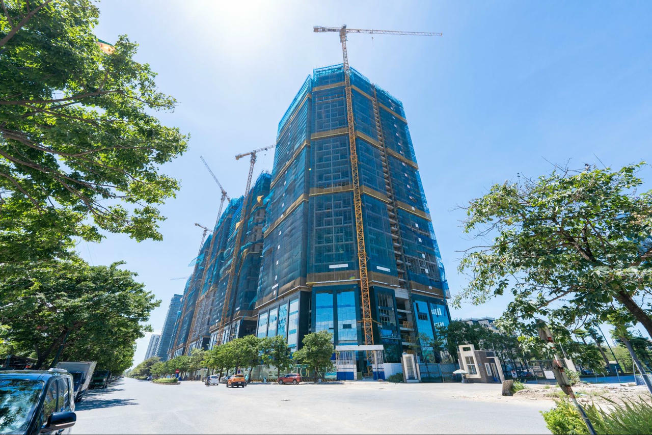 Dự án đã cất nóc trên 3/5 toà tháp và đang đi vào hoàn thiện, lợi thế pháp lý minh bạch, sở hữu lâu dài, dự kiến bàn giao vào Quý 2/2027