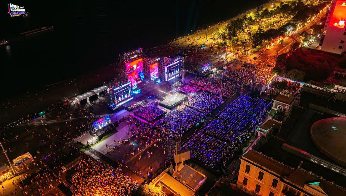 Gần 30.000 khán giả phủ kín quảng trường 2/4 trong đêm nhạc “Mega Booming - Charmora City” 
