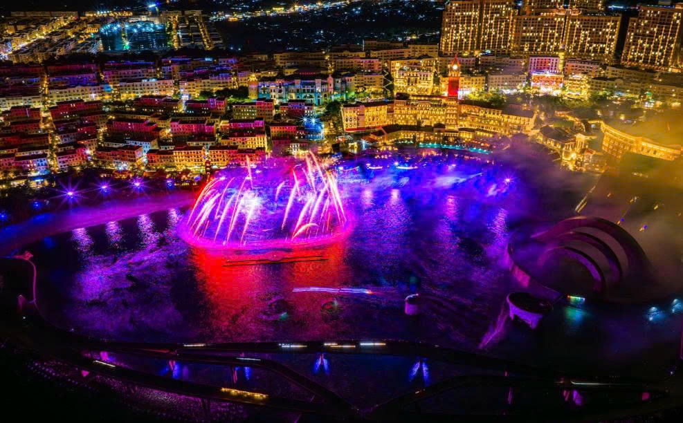 Show diễn “Symphony of the Sea” kết hợp thể thao mạo hiểm và pháo hoa thu hút đông đảo du khách