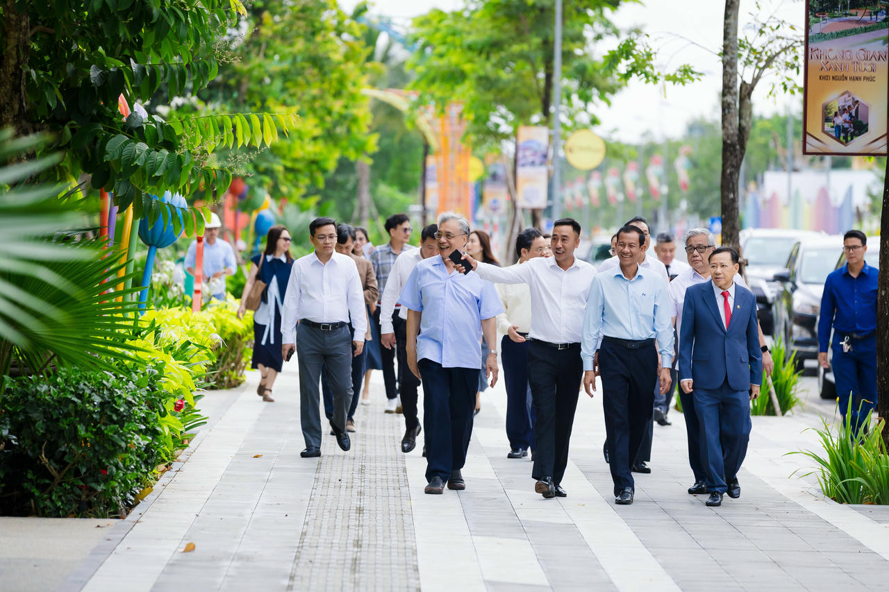 Lãnh đạo địa phương và các chuyên gia tham quan dự án đô thị đồng bộ, hiện đại đang hiện hữu tại Vĩnh Long