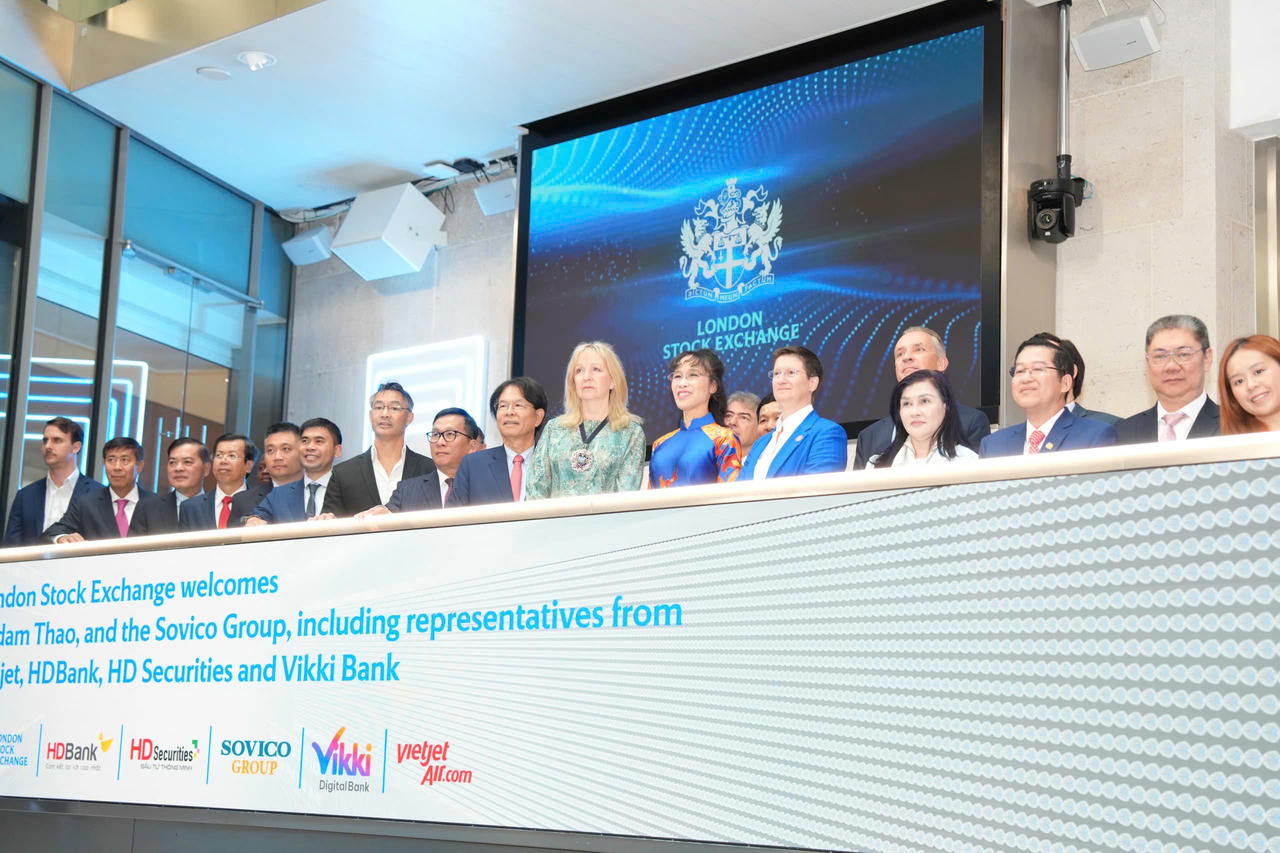 Tiến sĩ Nguyễn Thị Phương Thảo bấm nút khai phiên Sàn giao dịch Chứng khoán London (LSE) cùng Thị trưởng Khu tài chính London – Dame Sue Langley và Tổng giám đốc LSE – Dame Julia Hoggett