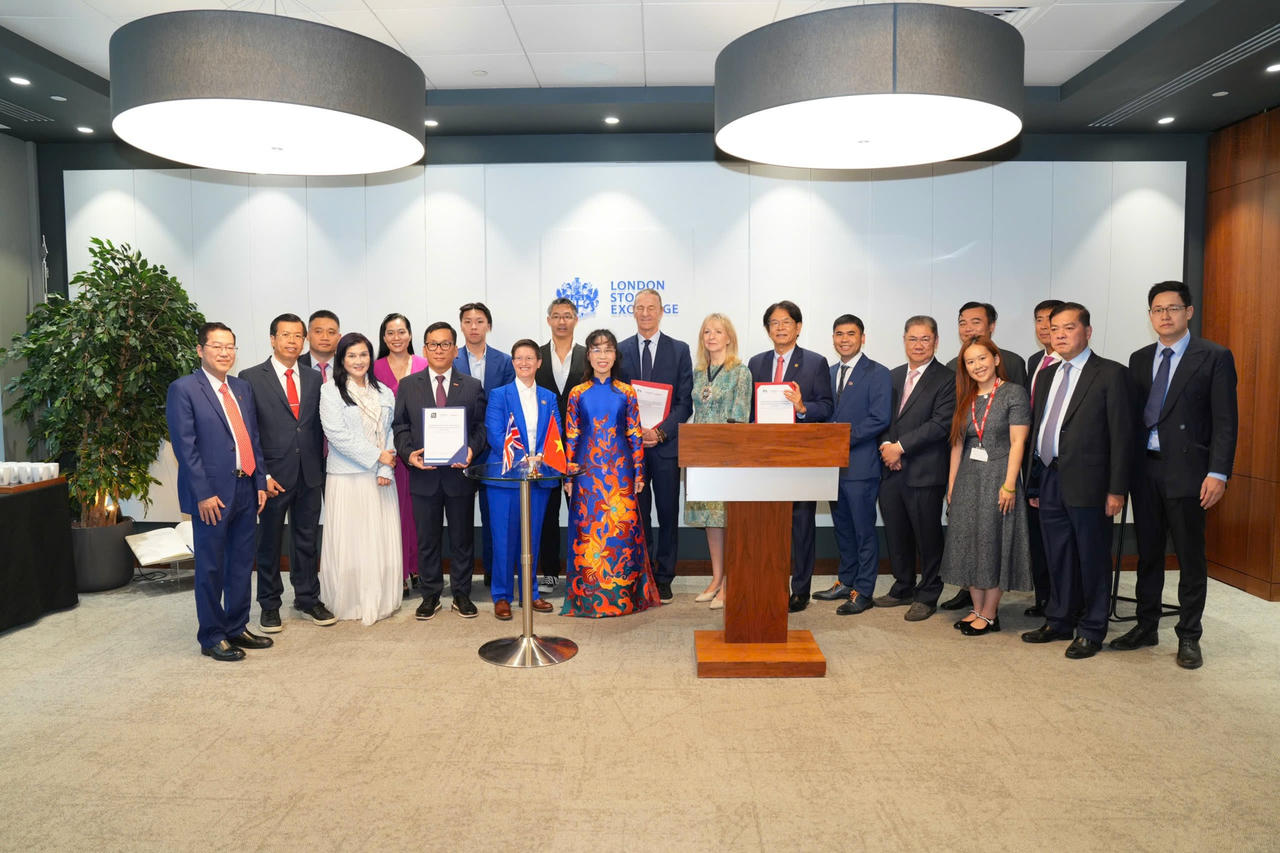Trước sự chứng kiến của Thị trưởng Khu tài chính London, Tổng giám đốc LSE, đại diện Vietjet, Dragon Capital và HDBank đã ký kết ba bên, mở rộng hợp tác về thu hút nguồn vốn cho phát triển hạ tầng của Việt Nam