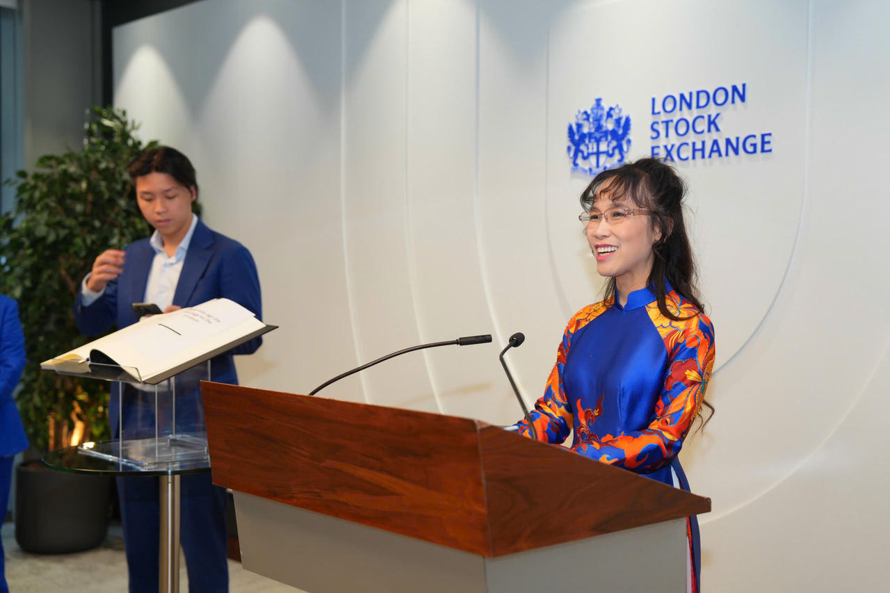 Tiến sĩ Nguyễn Thị Phương Thảo phát biểu nhân chuyến thăm Sàn Giao dịch Chứng khoán London sáng 22/7 (giờ địa phương).