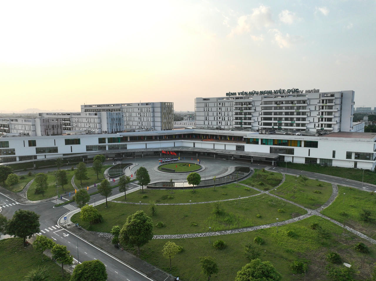 Bệnh viện Hữu nghị Việt Đức cơ sở Ninh Bình kế cận đô thị Sun Urban City. Ảnh: Ánh Dương