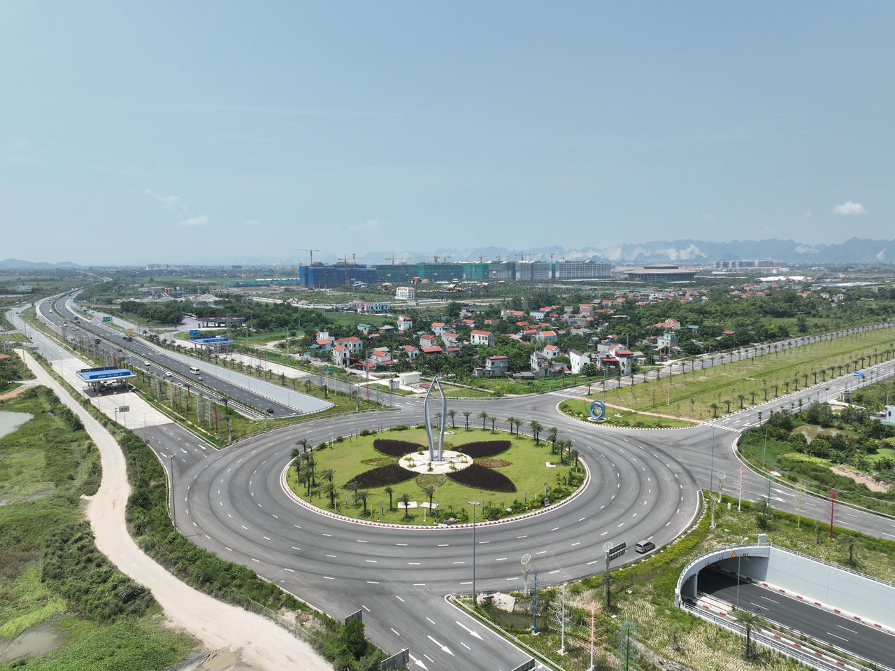 Các phương tiện giao thông di chuyển trên nút giao Phú Thứ. Ảnh: Ánh Dương