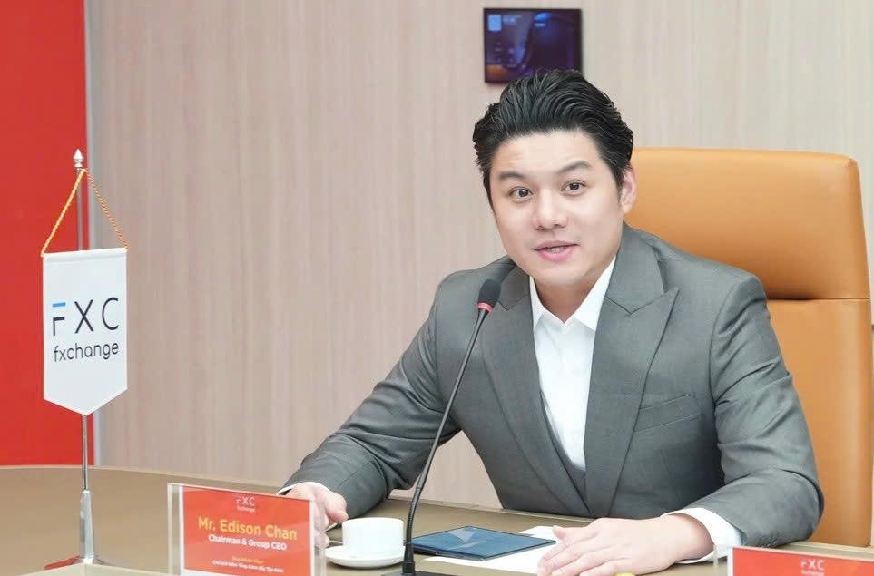 Đại diện FXChange (Singapore) - Ông Edison Chan - Chủ tịch kiêm Tổng giám đốc Tập đoàn phát biểu