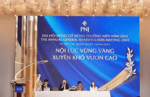 Gia đình chủ tịch bán 25 triệu cổ phiếu, gần 1.000 tỷ đồng cho PNJ vay